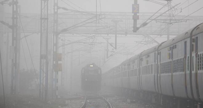 Is the train late due to fog? Full money will be returned, know these rules of Indian Railways ਧੁੰਦ ਕਾਰਨ ਲੇਟ ਹੋਈ ਹੈ ਟਰੇਨ ਤਾਂ ਪੂਰਾ ਪੈਸਾ ਮਿਲ ਜਾਵੇਗਾ ਵਾਪਸ, ਜਾਣੋ ਭਾਰਤੀ ਰੇਲਵੇ ਦੇ ਇਹ ਨਿਯਮ