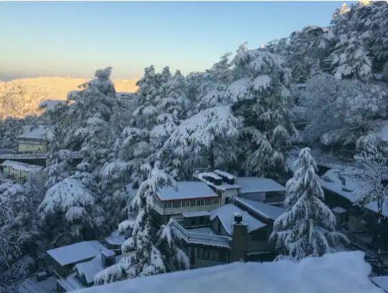 ਬਰਫਬਾਰੀ ਤੋਂ ਬਾਅਦ ਸ਼ਿਮਲਾ ਘੁੰਮਣ ਆਏ ਲੋਕਾਂ 'ਚ ਭਾਰੀ ਉਤਸ਼ਾਹ ਦੇਖਿਆ ਜਾ ਰਿਹਾ ਹੈ। ਤਾਪਮਾਨ ਵਿੱਚ ਵੀ ਭਾਰੀ ਗਿਰਾਵਟ ਦਰਜ ਕੀਤੀ ਗਈ ਹੈ।