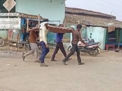 खाट पर स्वास्थ्य व्यवस्था: एंबुलेंस नहीं मिली तो शव लेकर 20 KM पैदल चले परिजन, देखिए VIDEO