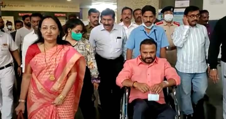 नागपूरमधे हिवाळी अधिवेशन सुरु असताना आमदार जयकुमार गोरे हे रात्री उशीरा नागपूरहून विमानाने पुण्यात आले होते आणि पुण्यातून त्यांच्या गावी जात असताना रात्री साडेतीन वाजता फलटणजवळ त्यांच्या गडीला अपघात झाला होता.