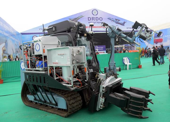 विशेष म्हणजे जेसीबीच्या आकाराच्या असलेल्या या उपकरणाला 11 कॅमेरे लागले आहेत. त्यांतून परिसरातील इत्यंभूत माहिती घेता येणे सहज शक्य होते.