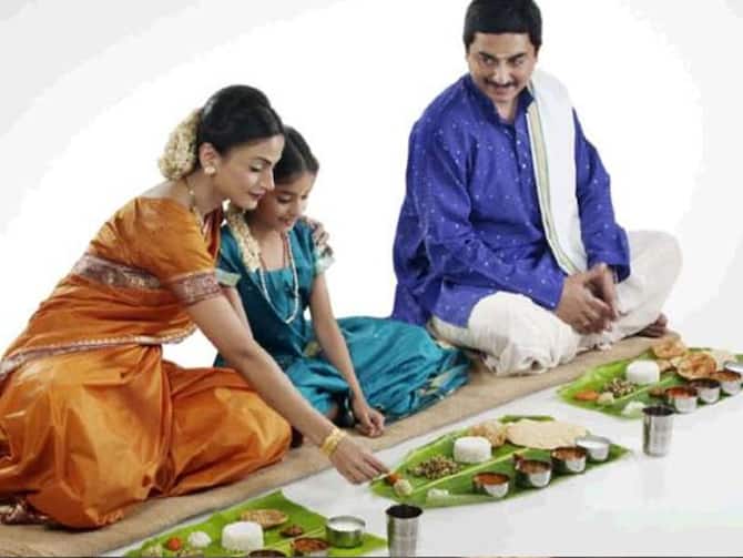 Vastu Tips Eating Food Right Direction Khana Khane Ki Sahi Disha | Vastu Tips For Food: भूलकर भी इन दो दिशाओं में मुंह करके ना करें भोजन, जान लें ये जरूरी बात Vastu Tips Eating Food Right Direction Khana Khane Ki Sahi Disha | Vastu Tips For Food: भूलकर भी इन दो दिशाओं में मुंह करके ना करें भोजन, जान लें ये जरूरी बात
