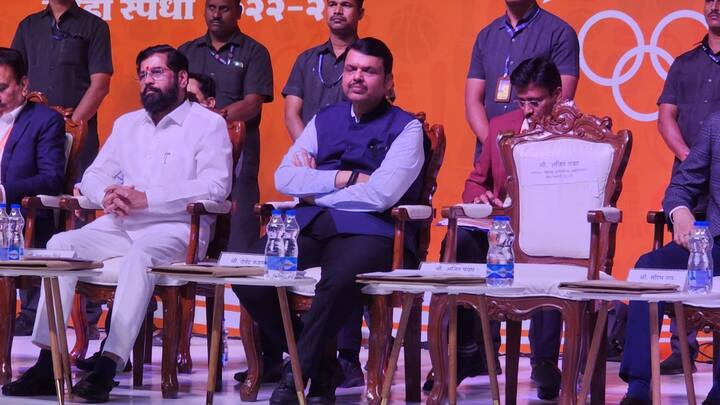 मग मुख्यमंत्री, उपमुख्यमंत्री, क्रीडामंत्री आणि महाराष्ट्र ऑलिम्पिक स्पर्धेचे अध्यक्ष अजित पवार खुर्चीवरून उठले आणि या सर्वांनी राज्य ऑलिम्पिक स्पर्धेची मशाल पेटवून उद्घाटन केलं. मात्र उपमुख्यमंत्री देवेंद्र फडणवीस यांना पुढच्या दौऱ्यासाठी जायचं असल्यानं ते पुढं रवाना झाले. त्यानंतर मात्र अजित पवार हे उपमुख्यमंत्र्यांच्या खुर्चीवर विराजमान झाले.