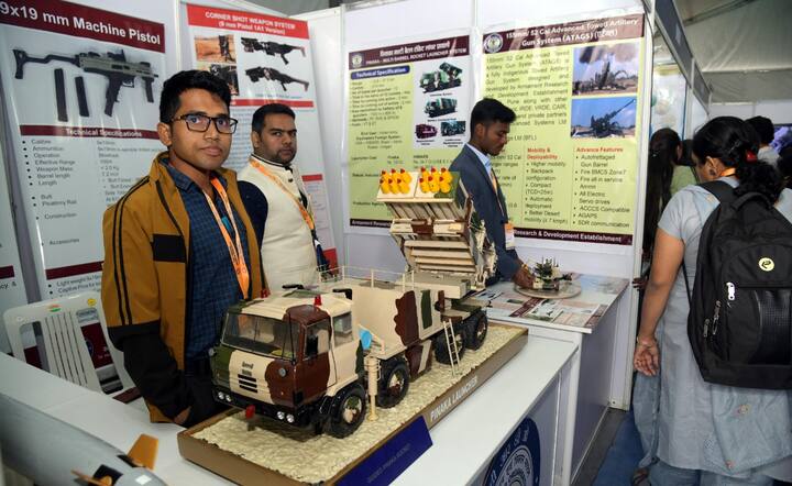 सैन्य दलामार्फत दळणवळणासाठी वापरण्यात येणाऱ्या वाहनांचीही प्रतिकृती येथे बघण्यास मिलते.