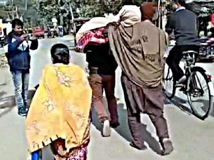 Jalpaiguri Man carrying mother dead body on shoulder after not getting ambulance Jalpaiguri News: जलपाईगुड़ी में मानवता हुई शर्मसार, एंबुलेंस नहीं मिलने पर मां के शव को कंधे पर ले जाता दिखा शख्स