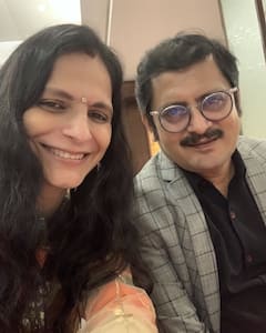 ये हैं 'भाबी जी घर पर हैं' के 'तिवारी जी' की असली वाइफ...'गौरी मेम' से नहीं दिखती हैं कम