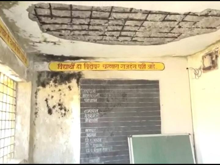 नवीन इमारतीची मागणी पूर्ण न झाल्याने विद्यार्थ्यांना नाईलाजाने बकरीच्या गोठ्यात बसून शिक्षण पूर्ण करावे लागत आहे.