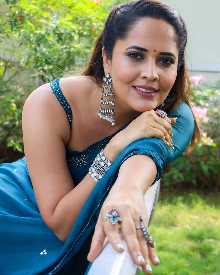 చెడ్డవారికి దూరంగా ఉండటం, మంచి ఆరోగ్యం, మరింత డబ్బు, మనశ్శాంతి కావాలని లక్ష్యాలుగా పెట్టుకున్నాను అని చెప్పుకొచ్చింది.  Image Credit: Anasuya Bhardwaj/ Instagram