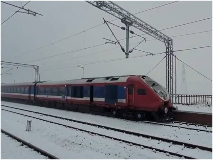 रेल मंत्रालय ने शेयर किया जन्नत का नजारा, कश्मीर में बर्फ के बीच वैकल्पिक ट्रेन का वीडियो