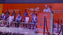 फडणवीसांना घड्याळ दाखवलं अन् अजित पवार उपमुख्यमंत्र्यांच्या खुर्चीवर झाले 'विराजमान'