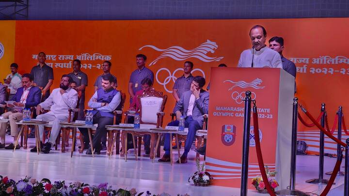 Ajit Pawar: देवेंद्र फडणवीस यांना घट्याळ दाखवून अजित पवार उप मुख्यमंत्र्यांच्या खुर्चीवर विराजमान झाले. याची पुण्यात सध्या चर्चा सुरु आहे....थांबा.. हे अजित पवार यांनी जाणूनबूजून केलं नाही... तर फडणवीस यांना दुसऱ्या एका कार्यक्रमाला जायचं होतं.. त्यामुळे ते रवाना झाले.. त्यानंतर अजित पवार उप मुख्यमंत्र्यांच्या खुर्चीवर विराजमान झाले..