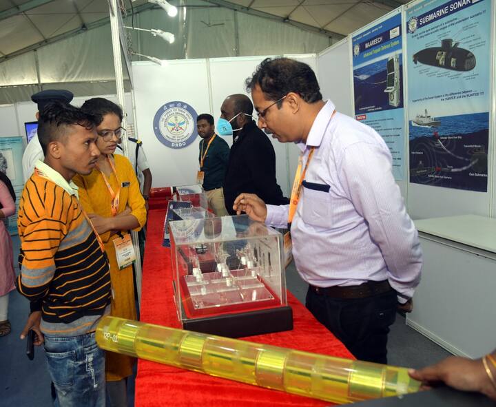 ‘डिफेन्स जिओ इन्फॉर्मेटिक्स रिसर्च एस्टॅब्लिशमेंट’ चंदीगड येथील संस्थेच्या कामकाजाची माहिती एका स्टॉलवर उपलब्ध आहे..