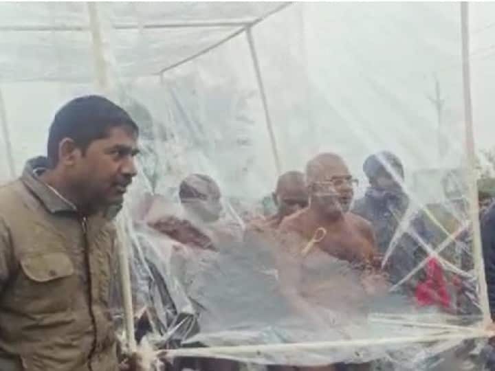 MP News Sagar Digambar Jain Saint on Vihar in amidst severe cold wave video viral social media ANN MP News: कड़ाके की ठंड में दिगंबर जैन मुनि विहार पर निकले, शीतलहर से बचाने के लिए भक्तों ने निकाला अनोखा उपाय