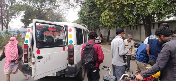 Maharashtra news nashik news Nashik police vehicle accident with two-wheeler at gangapur road Nashik News : सावधान! पोलीस चालक गाडी शिकत आहे! गाडी शिकता शिकता दुचाकीला धडक