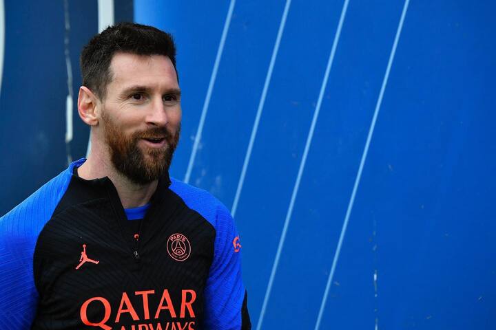 তবে ছুটি শেষ করে ফের মাঠে ফিরলেন লিওনেল মেসি (Lionel Messi)। প্যারিস সঁ জরমঁ-র (Paris Saint Germain) প্র্যাক্টিসে যোগ দিলেন তিনি। তাঁকে ঘিরে ক্লাবের সতীর্থদের মধ্যেও উন্মাদনা। ক্লাবের তরফে বিশ্বজয়ী মহাতারকাকে সংবর্ধনে দেওয়া হয়।