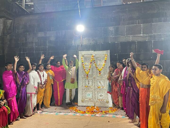 नाशिक जिल्ह्यातील (Nashik News) महत्वाचं तीर्थक्षेत्र असलेल्या त्र्यंबकेश्वर जोतिर्लिंग मंदिर आजपासून आठ दिवसांसाठी बंद राहणार आहे. यामुळे तब्बल आठ दिवस भाविकांना दर्शन घेता येणार नसल्याचे प्रशासनाने सांगितले.