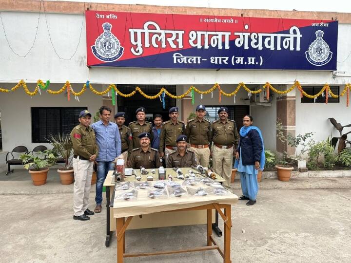 Dhar Barwani Indore Madhya Pradesh police arrested accused of making illegal weapons recovered pistol cartridges ANN MP News: घर के पीछे बन रहे थे भारी मात्रा में अवैध हथियार, अचानक पहुंची पुलिस ने रंगे हाथ दबोचा