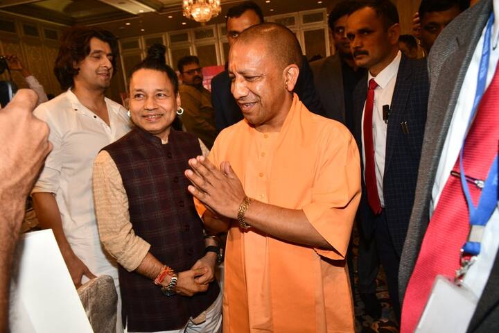 इस दौरान उन्होंने कई फिल्मी सितारों से भी मुलाकात की. सीएम योगी से मिलने के लिए ताज होटल फेमस सिंगर कैलाश खेर भी पहुंचे.