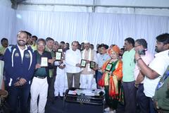 PHOTO:  वादग्रस्त ठरलेल्या सिल्लोडच्या राज्यस्तरीय 'कृषी महोत्सवास' विखेंची भेट