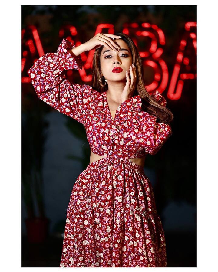 टीना ही सोशल मीडियावर देखील सक्रिय असते. वेगवेगळ्या लूकमधील फोटो ती सोशल मीडियावर शेअर करते.  (Tina Datta/instagram)