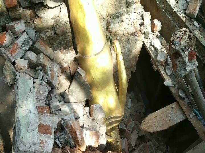 MGR statue damaged during footbridge construction near Cuddalore தரைப்பாலம் கட்டும்போது எம்ஜிஆர் சிலை சேதம் - மூன்று அணி ஒன்றாகி குரல் கொடுத்த தொண்டர்கள்