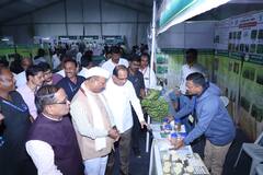 PHOTO:  वादग्रस्त ठरलेल्या सिल्लोडच्या राज्यस्तरीय 'कृषी महोत्सवास' विखेंची भेट