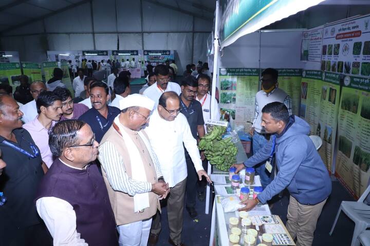 सिल्लोड येथे आयोजित राज्यस्तरीय कृषी प्रदर्शनास बुधवारी महसूल मंत्री राधाकृष्ण विखे पाटील यांनी भेट दिली.