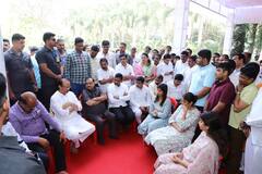 PHOTO : अजित पवार यांच्याकडून लक्ष्मण जगताप यांच्या कुटुंबियांचं सांत्वन