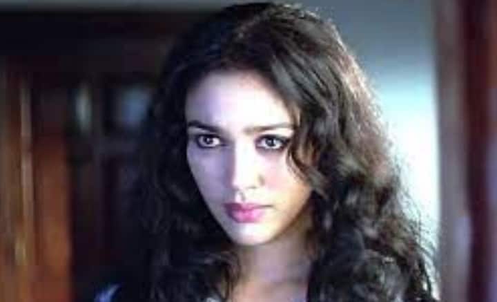 এত বছর পরও ছবির জনপ্রিয়তা টাল খায়নি। বিপাশা বসু, ডিনো মোরিয়াও রয়ে গিয়েছেন দর্শকের মনে। কিন্তু ছবিতে নায়কের জীবনের দ্বিতীয় নারীর চরিত্রে অভিনয় করা মালিনী শর্মার খবর জানেন না কেউই।