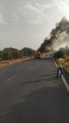 द बर्निंग बस: महामार्गावर धावत असलेल्या बसने घेतला पेट; पाहा फोटो