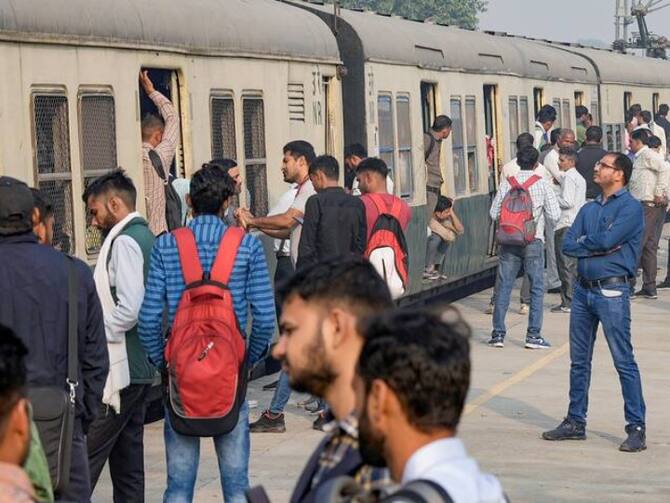 Cancelled Train Today 5 January 2023 Indian Railway Cancelled 333 Train  Today Cancelled Train List | Cancelled Train Today 5 January 2023: कड़ाके  की ठंड और कोहरे के कारण 333 ट्रेनें कैंसिल,