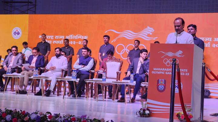 महाराष्ट्र राज्य ऑलिम्पिक क्रीडा स्पर्धेचा उद्घाटन सोहळा पुण्यातील शिवछत्रपती क्रीडा संकुलात रंगला होता. या कार्यक्रमाला मुख्यमंत्री एकनाथ शिंदे, उपमुख्यमंत्री देवेंद्र फडणवीस, क्रीडा मंत्री गिरीश महाजन आणि महाराष्ट्र ऑलिम्पिक असोसिएशनचे अध्यक्ष अजित पवार उपस्थित होते. यावेळी उद्घाटन सोहळ्याला नियोजित वेळेपेक्षा जास्त उशीर होत होता, त्यावेळी अजित पवार यांनी देवेंद्र फडणवीस आणि विभागीय आयुक्त सौरव राव यांना घड्याळ दाखवत इशारा केला.