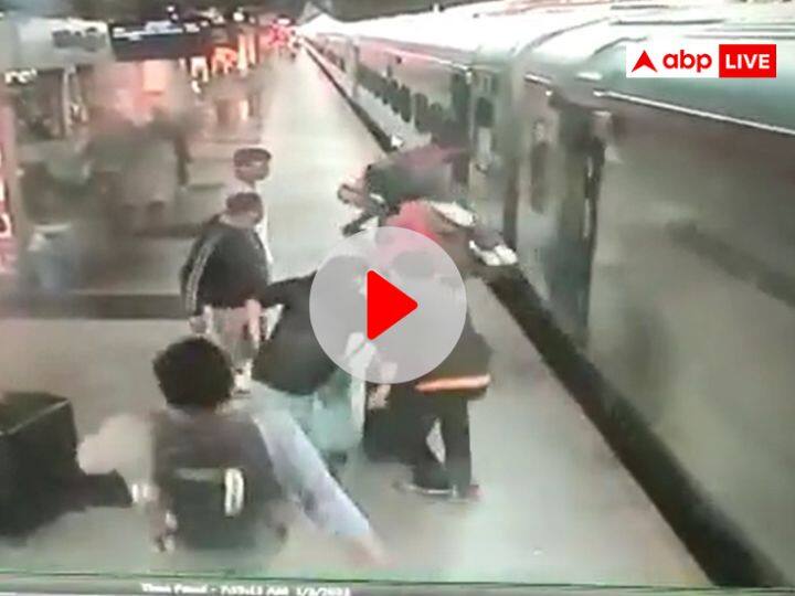 Pune Pragati Express rail accident Woman stuck between train and platform while boarding CCTV footage surfaced Pune Rail Accident: प्रगति एक्सप्रेस में चढ़ने के दौरान ट्रेन और प्लेटफॉर्म के बीच फंसी महिला, उसे बचाने का वीडियो आया सामने