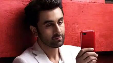 Ranbir Kapoor Phone Wallpaper: ન તો પત્ની આલિયા, ન દીકરી રાહા... રણબીર કપૂરનું વૉલપેપર જોઈને ચાહકો બોલ્યા- વાહ બેટા વાહ Ranbir Kapoor Phone Wallpaper: ન તો પત્ની આલિયા, ન દીકરી રાહા... રણબીર કપૂરનું વૉલપેપર જોઈને ચાહકો બોલ્યા- વાહ બેટા વાહ