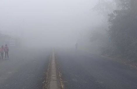 राज्यात गारठा वाढला असतानाच देशातील अनेक भागात तापमानाचा (Temperature)  पारा घसरला आहे. त्यामुळं हुडहुडी वाढली आहे. डोंगरापासून मैदानी प्रदेशापर्यंत कडाक्याची थंडी जाणवत आहे.