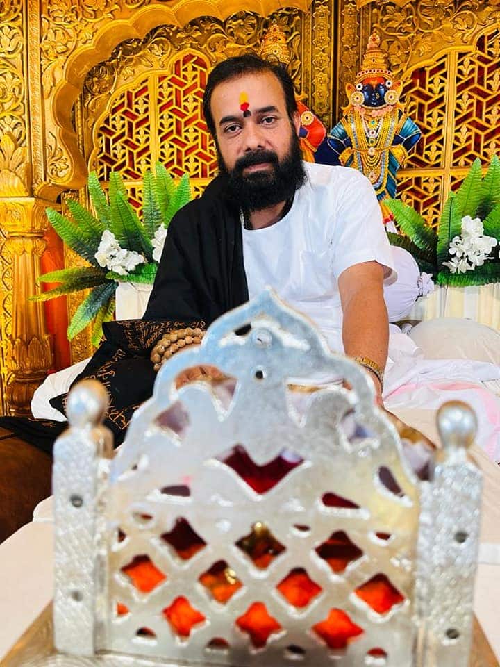 रामकथाकार तसंच कीर्तनकार समाधान महाराज शर्मा यांची सध्या राज्यभरात जोरदार चर्चा रंगली आहे. याचं कारण म्हणजे त्यांनी केलेली सांगली ते वाघोली हेलिकॉप्टर वारी.