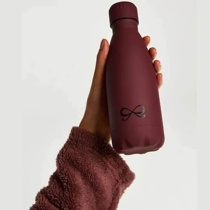 थरमस बोतल: आपको अपने बैग में एक छोटी वॉटर बॉटल जरूर कैरी करनी चाहिए. खासकर सर्दी के दिनों में ऐसी बोतल आप अपने बैग में रखे जो लंबे समय तक पानी को गर्म रखती है. इसमें आप गर्म पानी डालकर रखें और इसका सेवन करें.