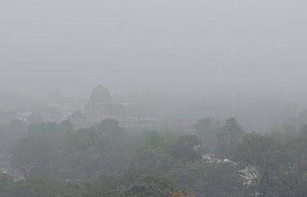 सातपुड्याच्या डोंगर रांगामध्ये दाट धुके पाहण्यास मिळत असून तोरणमाळ येथील सातपायरी घाट, सिताखाई, यशवंत तलाव परिसरात दाट धुके पाहण्यास मिळत आहे.