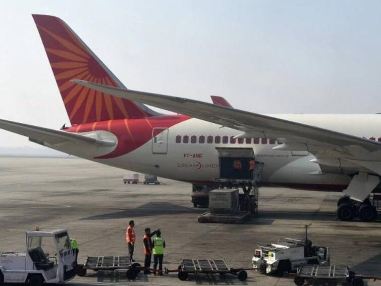 Air India Flight Urinating Case Lookout notice issued against accused Delhi Police team reaches Mumbai for investigation Air India Case: ప్లైట్‌లో మహిళపై యూరినేట్ చేసిన వ్యక్తిపై లుకౌట్ నోటీసులు, ముంబయిలో పోలీసుల గాలింపు