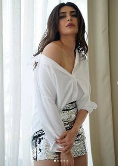 Karishma Tanna: ਕਰਿਸ਼ਮਾ ਤੰਨਾ ਨੇ ਖੋਲ੍ਹੇ ਸਫੇਦ ਕਮੀਜ਼ ਦੇ ਬਟਨ, ਮੋਢੇ ਤੱਕ ਉਤਾਰੀ ਸ਼ਰਟ, ਪ੍ਰਸ਼ੰਸਕਾਂ ਨੇ ਕਿਹਾ-ਉਫ, ਇਹ ਅੰਦਾਜ਼...