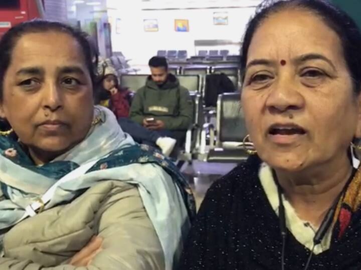 Amritsar International Airport Passengers ruckus due to delay in flight Punjab News: अमृतसर एयरपोर्ट पर यात्रियों का हंगामा, 24 घंटे फंसे रहे अमेरिका जाने वाले 150 से अधिक पैसेंजर
