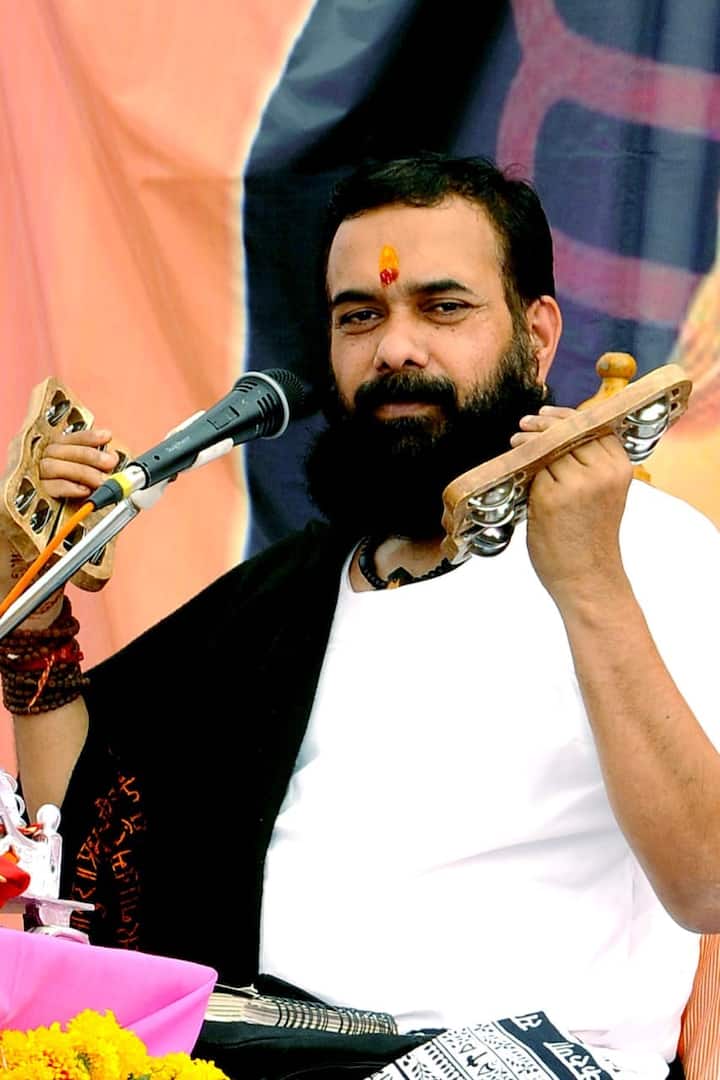 ह.भ.प समाधान महाराज शर्मा  हे मूळचे बीड जिल्ह्यातल्या केज येथील रहिवासी आहेत.