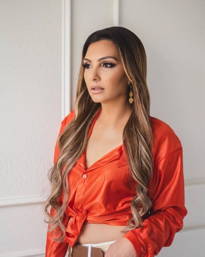 सोमी ने खुलासा किया कि, जब सलमान खान उन्हें गालियां देते और पीटते थे तो बाद में उनके मेकअप आर्टिस्ट अजय शेलार को एक्ट्रेस की गर्दन और बाकी जगहों पर मेकअप लगाकर चोट के निशान छिपाने पड़ते थे.