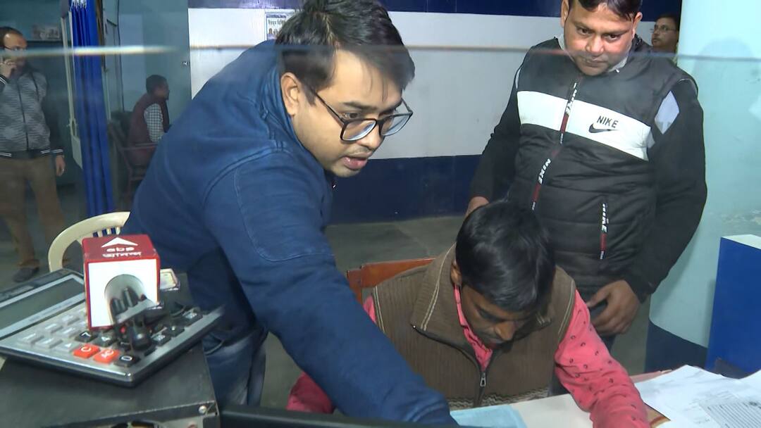 Suri Bank Fraud: সমবায় ব্যাঙ্কের অ্যাকাউন্টে আজব কাণ্ড, গ্রাহকদের অজান্তেই ৬০ থেকে ৭০ লক্ষের লেনদেন Suri cooperative bank account transactions of 60 to 70 lakhs without the knowledge of customers Suri Bank Fraud: সমবায় ব্যাঙ্কের অ্যাকাউন্টে আজব কাণ্ড, গ্রাহকদের অজান্তেই ৬০ থেকে ৭০ লক্ষের লেনদেন