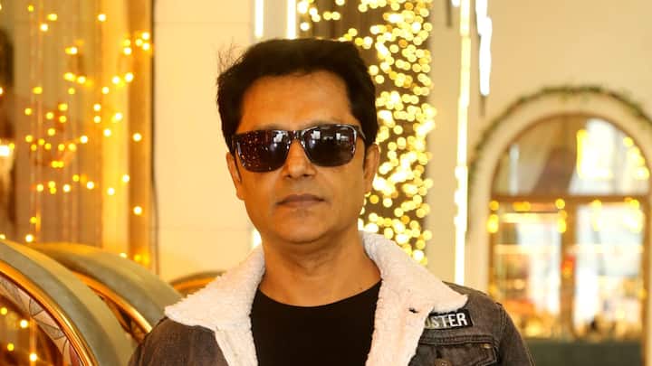 গতকাল অর্থাৎ বৃহস্পতিবার মুক্তি পেয়েছে এই ছবির ট্রেলার। গোটা ট্রেলারেই দর্শকদের সঙ্গে কথা বলে গিয়েছেন ছবির নায়ক।