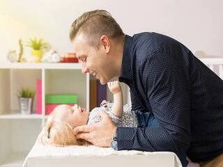 Paternity Leave: বাবা হওয়ার পর পুরুষ কর্মীরা পাবেন ৩ মাসের ছুটি,সুবিধা দিচ্ছে এই কোম্পানি