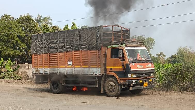 In Vadodara, a tempo caught fire after touching a Electric wire, the driver died on the spot Vadodara: વડોદરામાં ટેમ્પો જીવંત વીજ વાયરને અડી જતા લાગી આગ, ચાલકનું ઘટના સ્થળે જ મોત