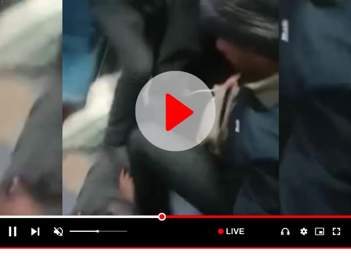 Watch TTE thrashes passenger in Pawan Express train in Samastipur Video Viral ann Watch: TTE ने यात्री को नीचे गिराकर चेहरे पर जूते बरसाए, Video Viral होने के बाद रेलवे ने लिया एक्शन