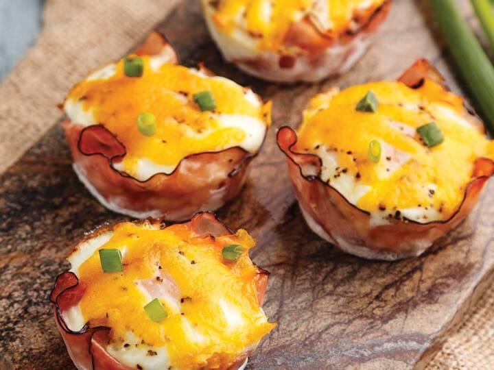 यह रेसिपी सिंपल अंडे, दूध, नमक, काली मिर्च और मुट्ठी भर सब्जियों का उपयोग करके तैयार की गई इस अनोखी रेसिपी को ट्राई करें. एग कप्स को सिर्फ 15 मिनट बेक करने की जरूरत होती है और यह स्वाद में इतने स्वादिष्ट होते हैं कि बच्चे और बड़े दोनों ही इन्हें पसंद करेंगे. आप इन्हें नाश्ते, रात के खाने, पार्टियों में परोस सकते हैं या अपने बच्चे के टिफिन बॉक्स में भी पैक कर सकते हैं.