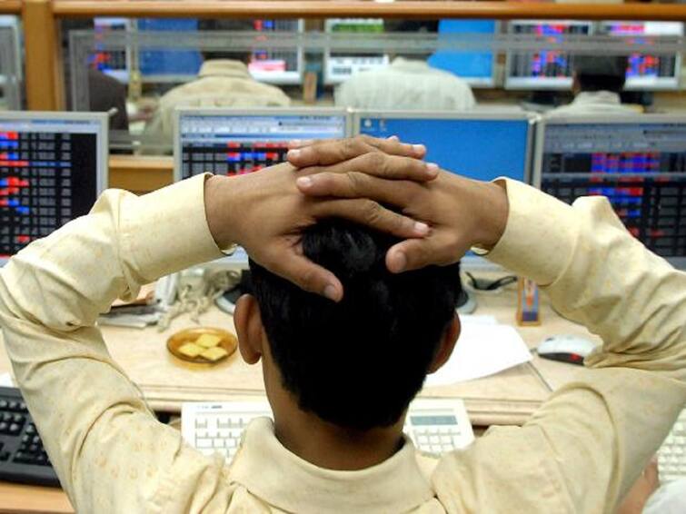 share market closing bell Sensex falls 452 points and Nifty ends below 17900 level  on Friday trading day Share Market Closing Bell: आजही शेअर बाजारात विक्रीचा सपाटा; तीन दिवसात सेन्सेक्समध्ये 1400 अंकांची घसरण